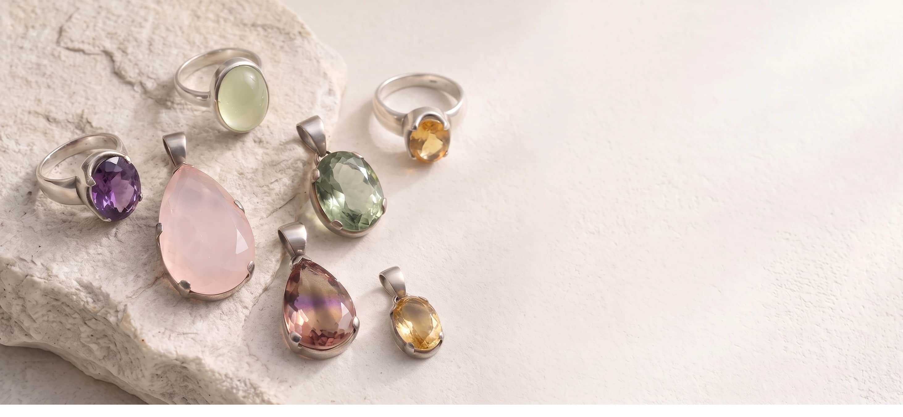 Rings, pendants and earrings in hand-finished 925 sterling silver.