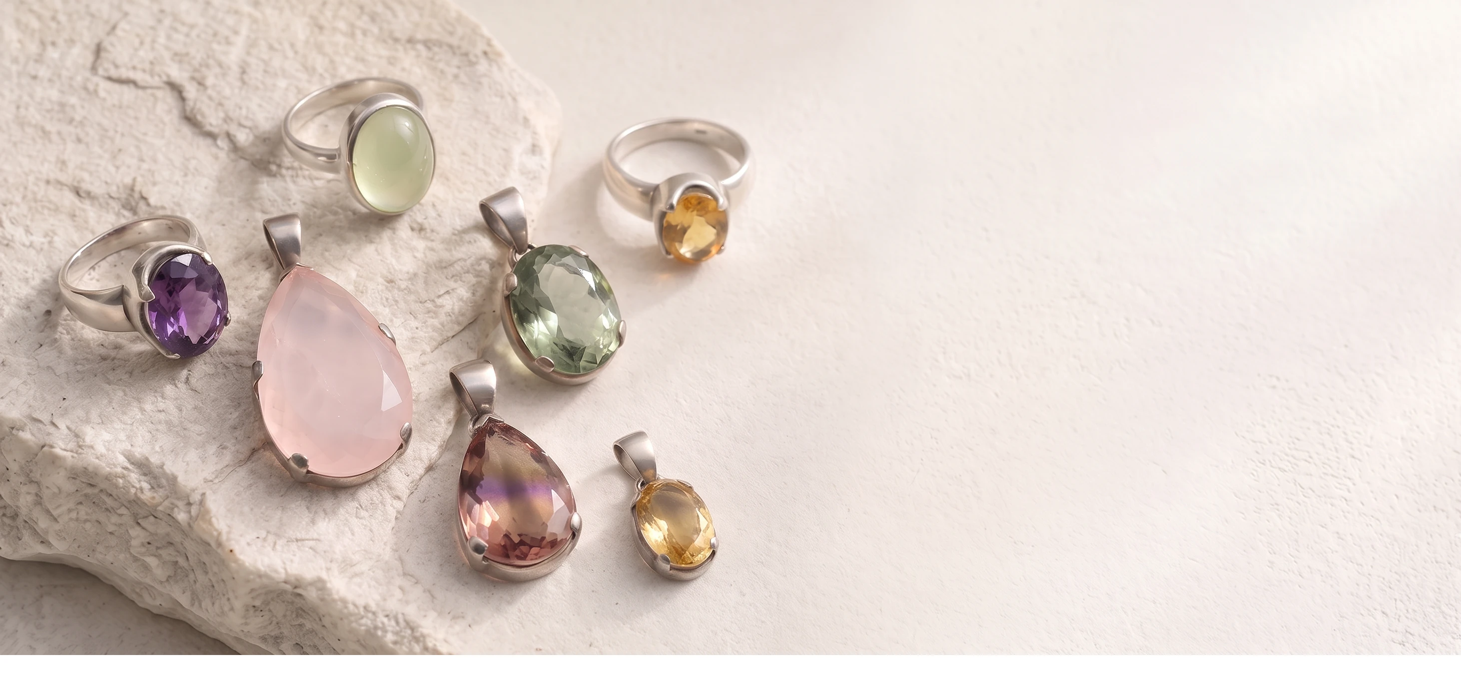 Rings, pendants and earrings in hand-finished 925 sterling silver.